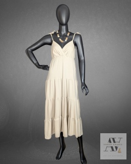 FIORA – beżowa sukienka z falbanami