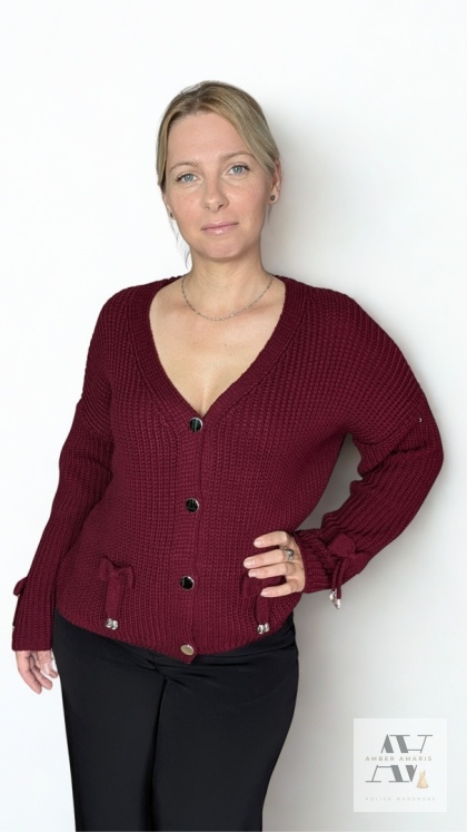 CELINE – klasyczny bordowy sweter damski z guziczkami i kokardkami