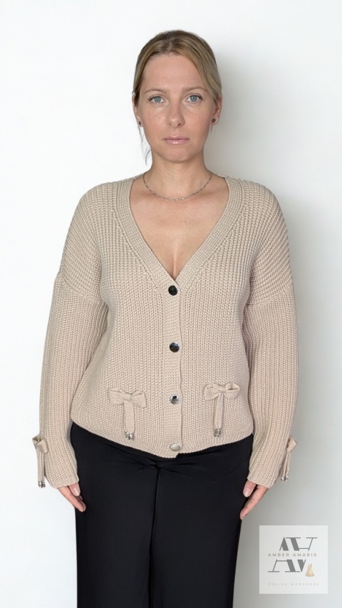 CELINE – klasyczny beżowy sweter z guzikami i kokardkami