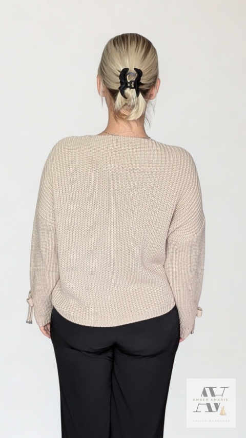 CELINE – klasyczny beżowy sweter z guzikami i kokardkami