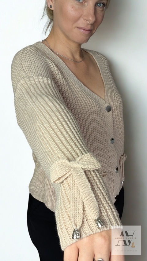 CELINE – klasyczny beżowy sweter z guzikami i kokardkami