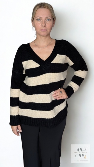 Sweter MELINDA czarny w paski – zmysłowy dekolt V z przodu i z tyłu