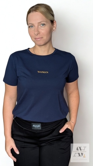 T-shirt WOMAN w kolorze granatowym – klasyka w najpiękniejszym, ponadczasowym wydaniu.