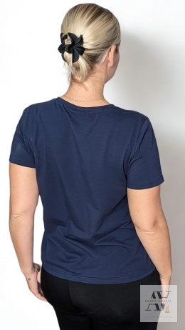 T-shirt WOMAN w kolorze granatowym – klasyka w najpiękniejszym, ponadczasowym wydaniu.
