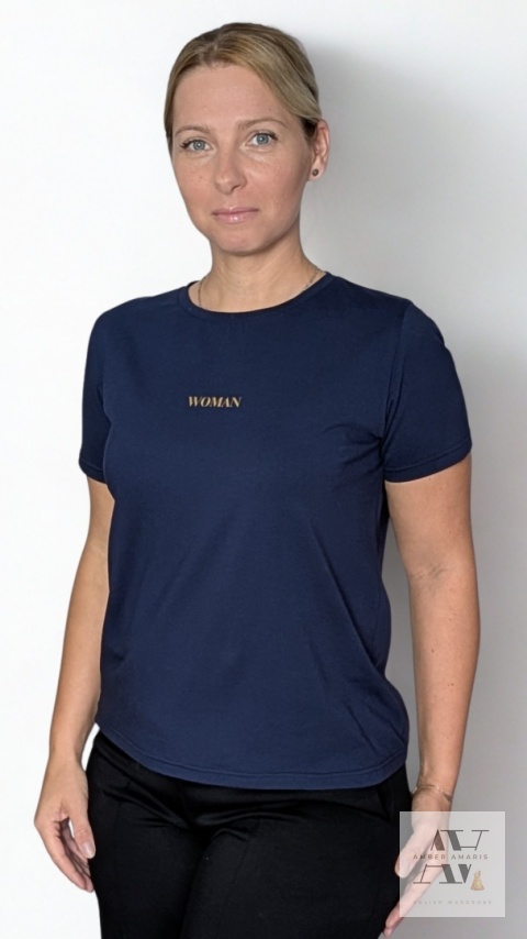T-shirt WOMAN w kolorze granatowym – klasyka w najpiękniejszym, ponadczasowym wydaniu.