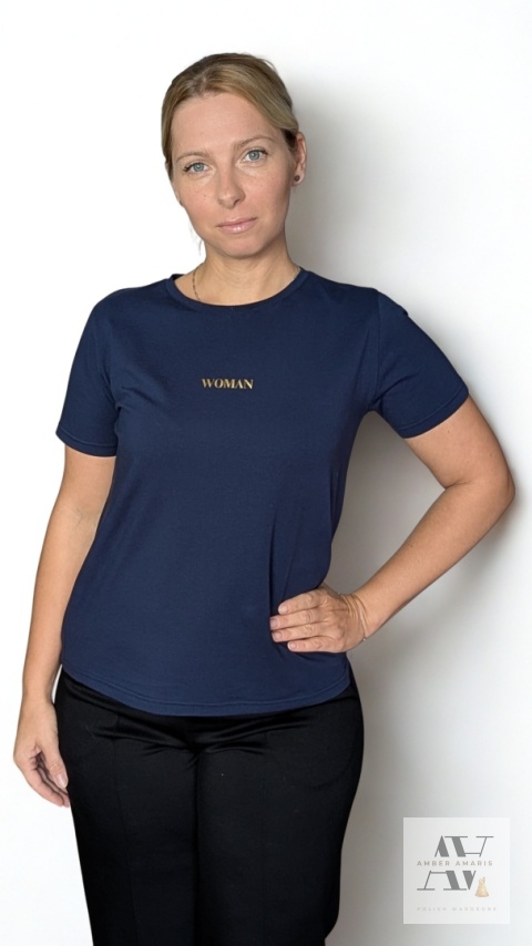 T-shirt WOMAN w kolorze granatowym – klasyka w najpiękniejszym, ponadczasowym wydaniu.